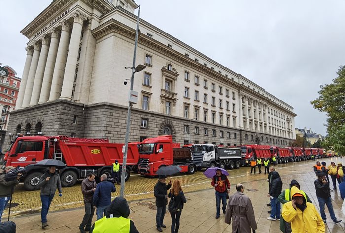 За да получат първата половина от парите си, пътните фирми протестираха през април и май на жълтите павета.
СНИМКА: ЙОРДАН СИМЕОНОВ