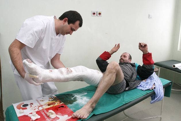 Лекар преглежда пациент със счупен крак. Самите медици обаче са сред най-заплашените от подхлъзване и травми на работа.