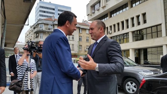 Кметът на Бургас Димитър Николов посреща президента Румен Радев пред входа на общината. Снимка ЕЛЕНА ФОТЕВА