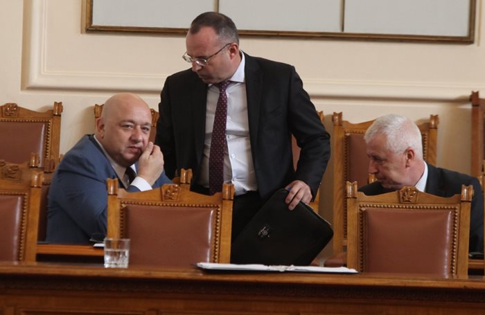Наскоро в парламента министър Румен Порожанов (в средата) обяви, че приемът на проекти за селски туризъм ще бъде отложен.