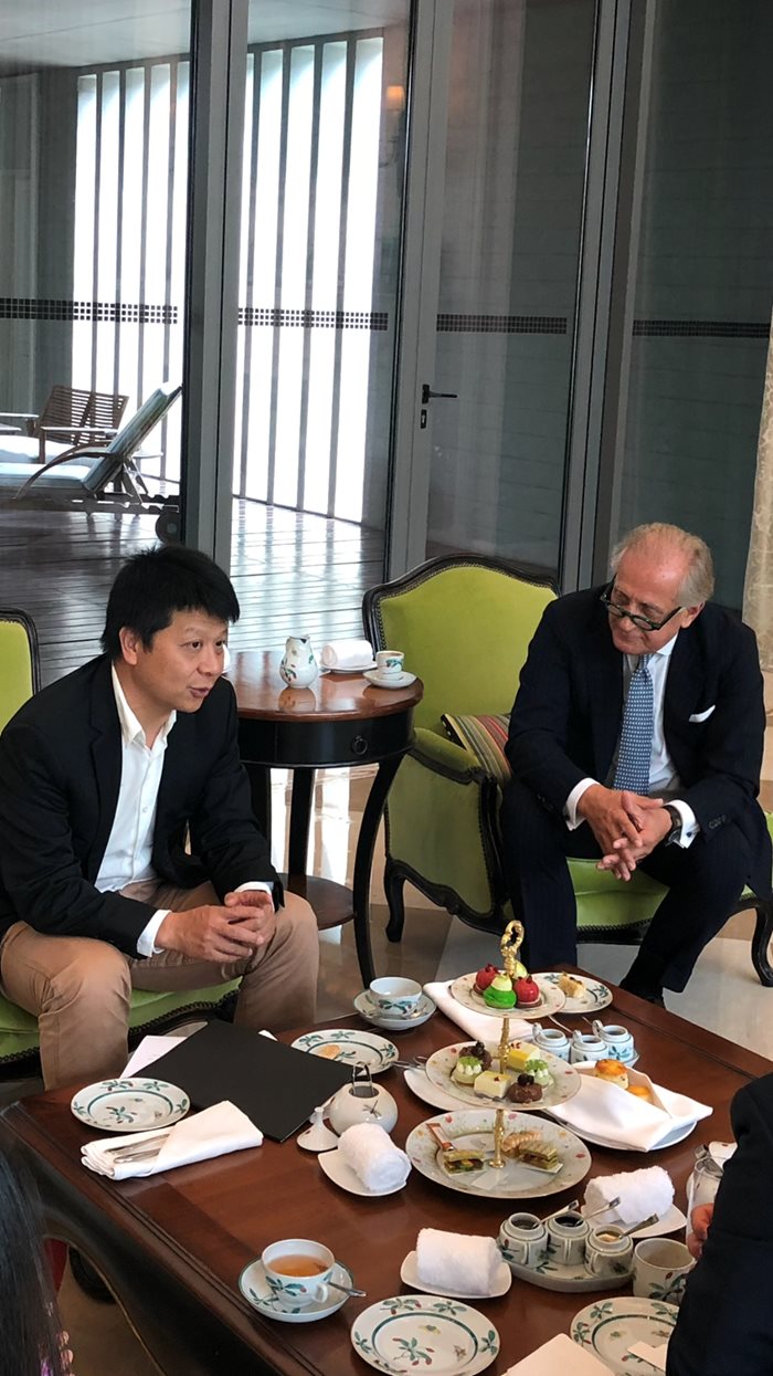 Спас Русев на частна среща с Гуо Пинг - изпълнителен директор на “Хуавей”.