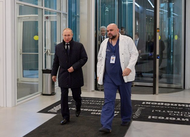 Путин инспектира болница в покрайнините на Москва, в която се лекуват пациенти с коронавирус.

