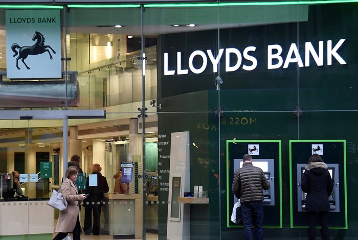 Lloyds Bank е една от британските банки, които са решили, че ще е неоправдан разход за тях да си извадят разрешително за работа в страни от Европейското икономическо пространство и предстои да закрият разплащателните сметки на хора и фирми от страни-членки на ЕС.

СНИМКА: РОЙТЕРС