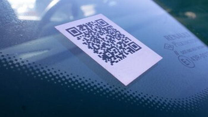 QR код залепен на предното стъкло. Снимка: Renault UK