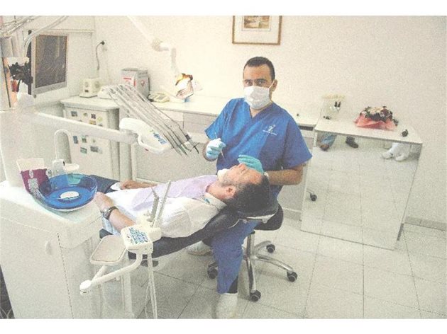 Д-р Филчев е един от стоматолозите, които поставят фасети у нас.
СНИМКА: ПИЕР ПЕТРОВ