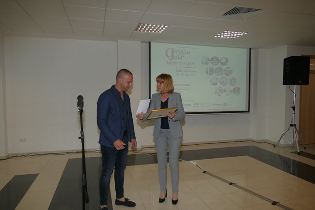 Йорданка Фандъкова и носителя на първата награда Мирослав Цанов от 3К студио
