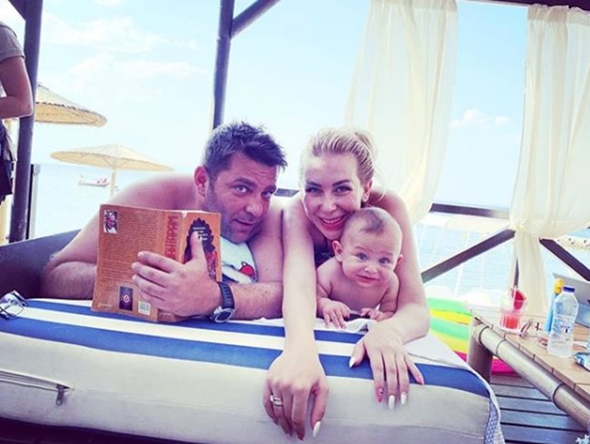 Семейство Батинкови на море в Гърция СНИМКА: инстаграм/antonia_petrova_batinkova