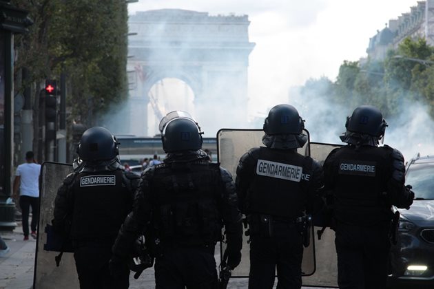 Протестър губи тестис от ченге в Париж