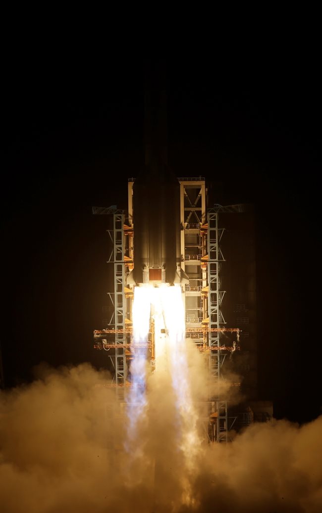 Изведоха китайския апарат Чанъе-5 успешно в орбита СНИМКА: РОЙТЕРС