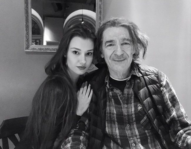 Внучката на Георги Чапкънов заедно със сръбския актьор Мики Манойлович, с когото си партнира във филма “Сутиенът”.