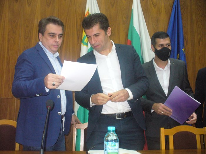Министрите Василев и Петков получиха подписката в защита на комплекса "Марица изток" и на въглищните централи в него, връчена им от синдикатите.