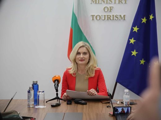 17 туристически босове с отворено писмо до Бойко Борисов, искат запазването на министър Зарица Динкова