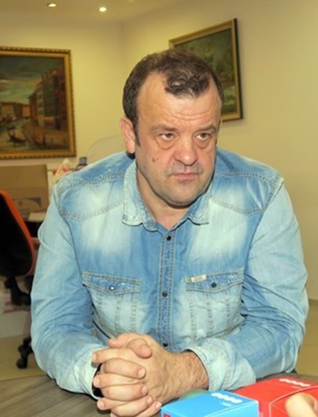 Николай Костов