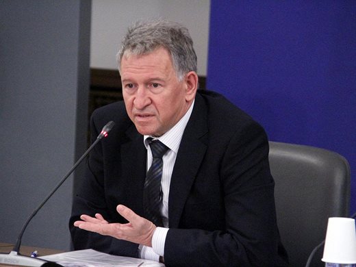 Кацаров няма да отстъпи за мерките въпреки протестите