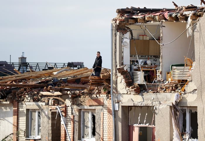 Мъж стои в развалините на къщата си в чешкото село Микулчице след бурята.