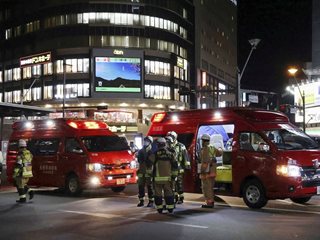 Мъж намушка трима и уби един от тях на гара в Япония, още го издирват