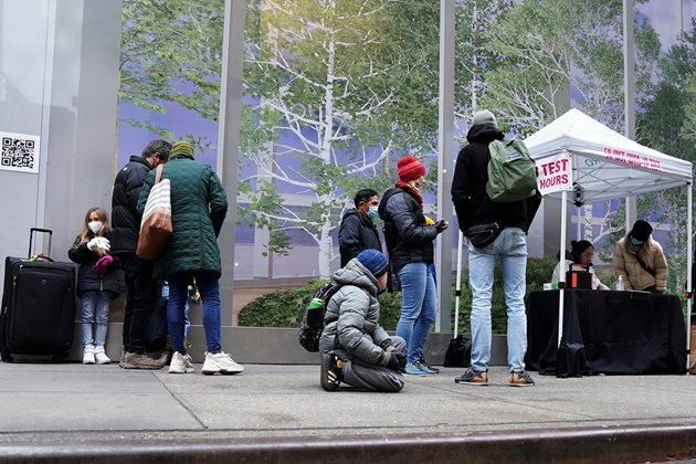 Жители на Манхатън се редят за тестове срещу коронавирус.