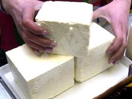 КЗК санкционира три фирми, продаващи сирене