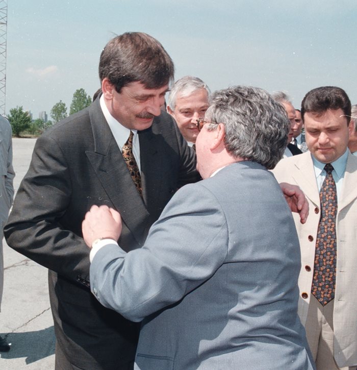 Сашо Дончев в здрава прегръдка с Рем Вяхирев през 1995 г.