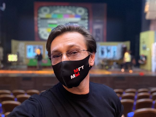 Актьорът се върна в театъра за репетиции с маска на лицето.