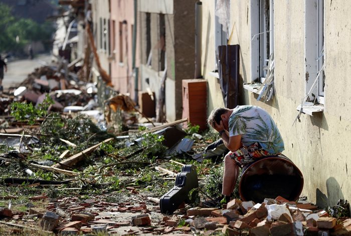Мъж плаче под порутения си дом в разрушеното чешко село. 