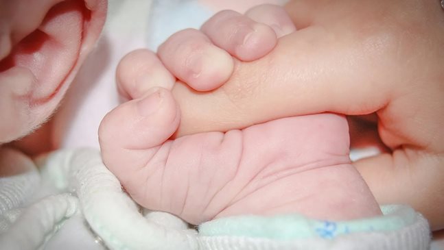 Чуждо бебе дали на родилка в Гърция, но след ден оправили грешката