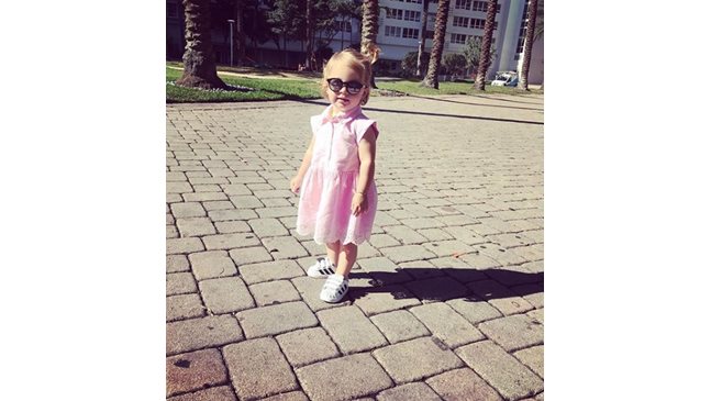 Мика Стоичков облича дъщеря си като модел от малка