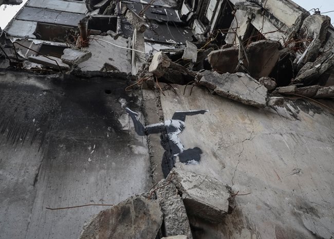 Един от графитите на Банкси, появили се върху разрушена от снарядите сграда в Украйна.
Снимка: Ройтерс
