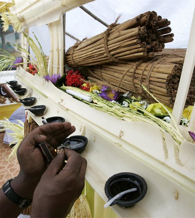 Пръчки канела се предлагат като дар за боговете в светилище
в Шри Ланка.