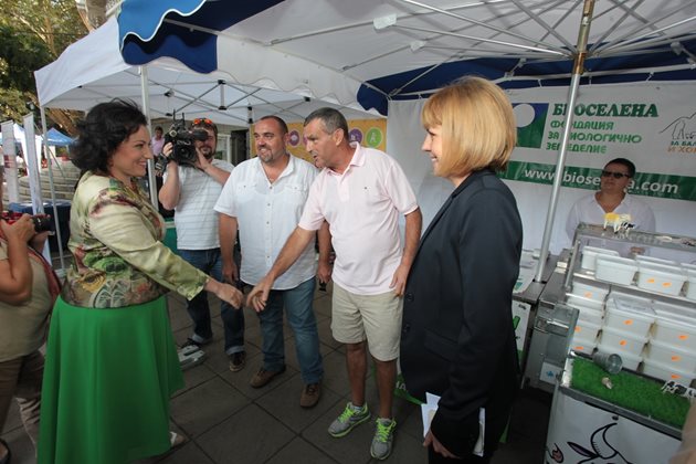 Момент от откриването на фермерския пазар пред МЗХГ  на 25 август 2016 г.  
СНИМКА: Андрей Белоконски
