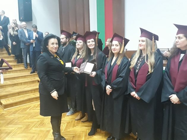 Министър Десислава Танева връчи дипломите на магистрите, които завършиха Аграрния университет