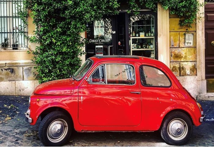 Ярките цветове едновремешни коли "Фиат" са винаги атракция в Рим СНИМКА: Виолина Христова