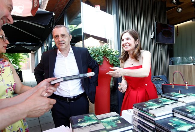 Близо два часа Милена Менкова и проф. Валери Стефанов раздаваха автографи върху новата си книга “Пиещият човек в света на кръчмата“. Снимка: Йордан Симеонов
