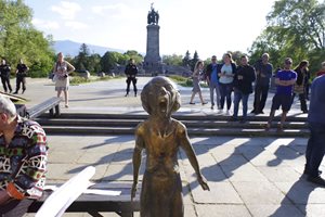 Скулптурата "Викът на украинската майка" бе поставена пред паметника на Съветската армия СНИМКА: 24 часа