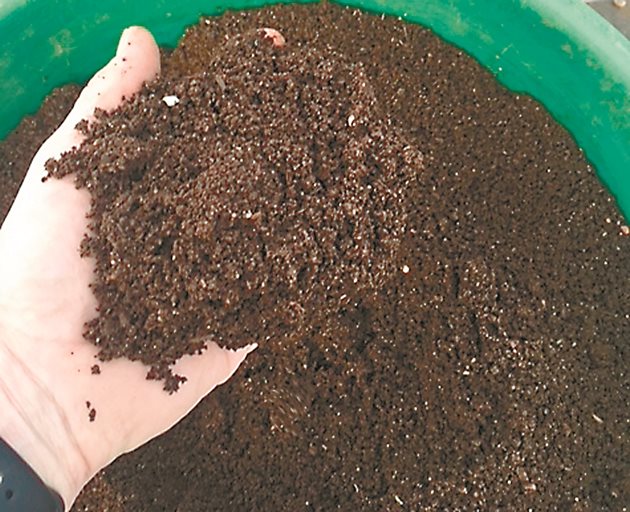 Големият пластмасов кош ще се използва за компостиране, с помощта на червеи, и греблото до него.