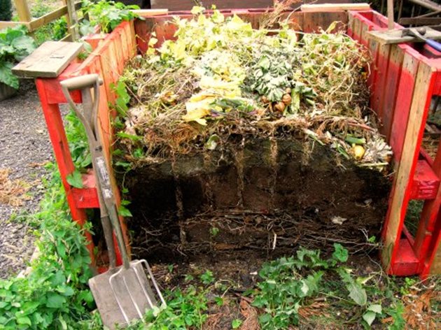 Съоръжението за компостиране се прави лесно и не заема много място в двора
