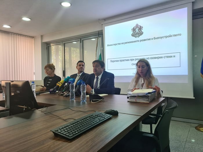 Министърите на икономиката Никола Стоянов и на регионалното развитие Иван Шишков дадоха съвместен брифинг