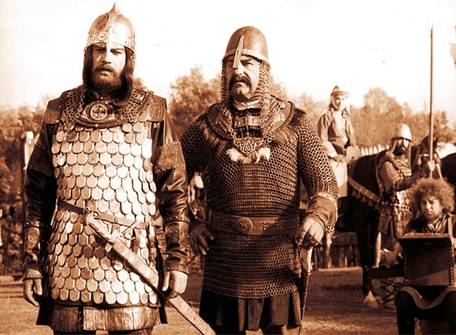 Стефан Данаилов като Борис I (вляво) и Борис Луканов - боляринът Етх. Смята се, че това е най-добрата роля на Ламбо.