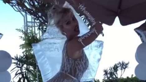 Гери-Никол в бяла прозрачна рокля на бала си (видео)