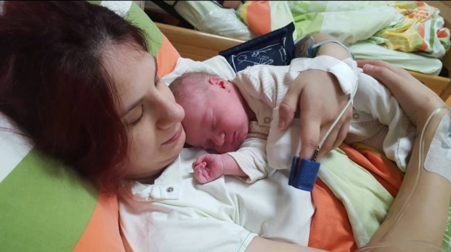 Камелия Кирилова и бебе Димитър