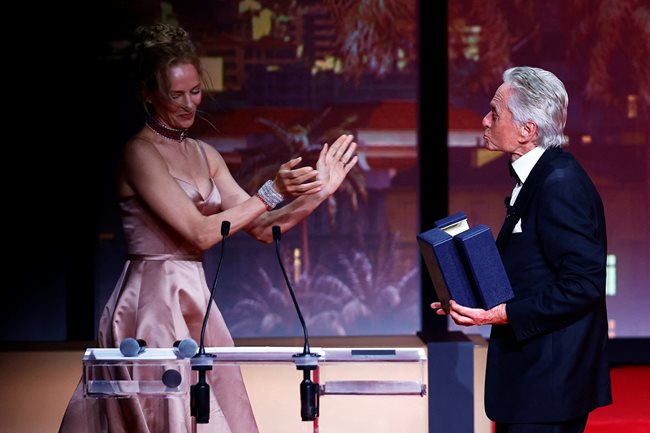 Майкъл Дъглас получава почетна награда "Златна палма" от Ума Търман.