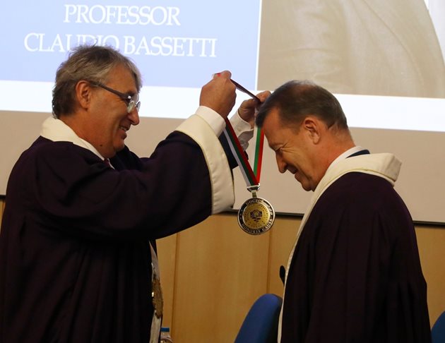 Ректорът на МУ - София, акад. Лъчезар Трайков връчи отличието “доктор хонорис кауза” на проф. Басети по време на специална церемония.