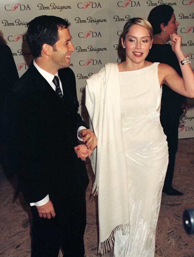 Актрисата пристига с дизайнера Кенет Коул на галавечер в Ню Йорк през 1997 г.