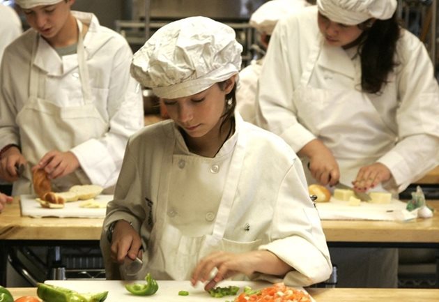 Проучвания доказват, че участието на децата в приготвянето на ястията и вкуса на семейството към здравословно меню имат водеща роля за избора на полезни храни през целия живот.