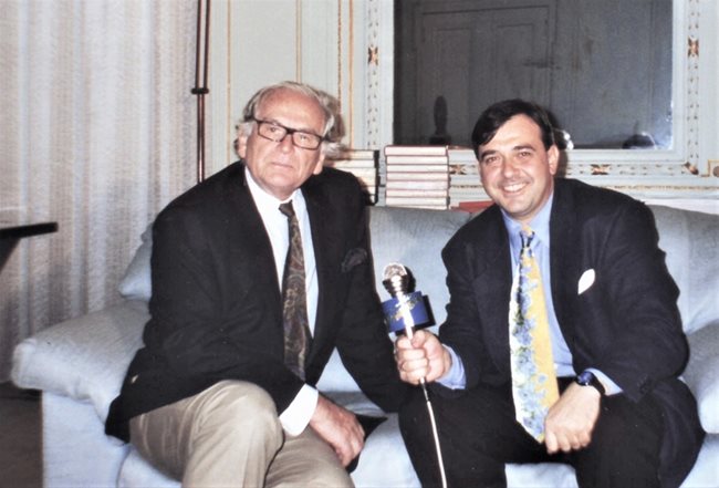 Професорът заедно с Пиер Карден в Париж през 1994 г.