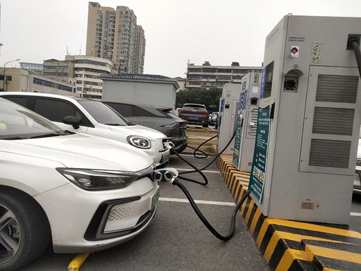 Над 900 000 публични зарядни стълба за електромобили са били инсталирани в Китай през 2023 г.