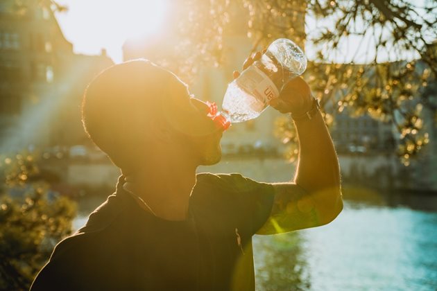 Пийте 8 чаши чиста вода на ден, съветват диетолозите.
