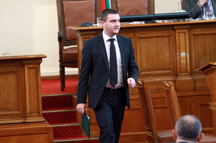 Министър Владислав Горанов ще внесе предложенията си в парламента.