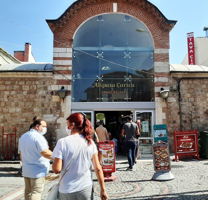 Закритият пазар в Одрин отново е пълен с пазаруващи българи след срива на турската лира.
