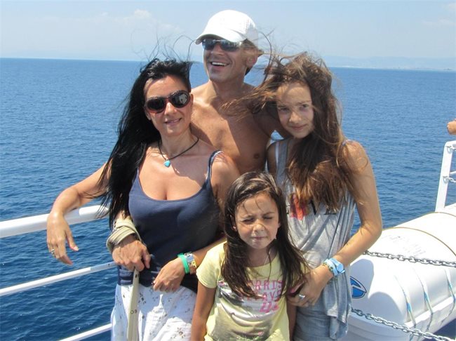 На пътешествие към остров Тасос с цялото семейство - съпругът й Найо Тицин и дъщерите им Валери-Виолета и Сара-Мария